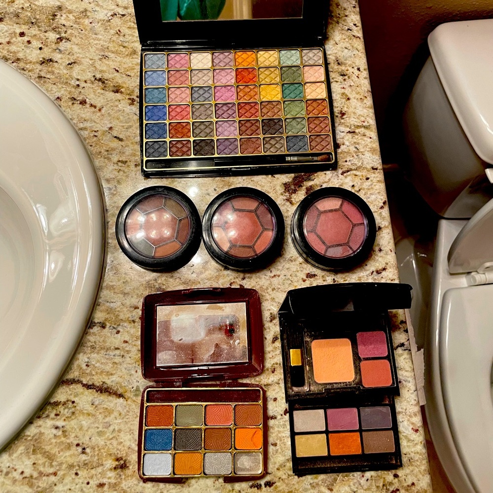 Assorted Makeup (Eyeshadow and Blush)